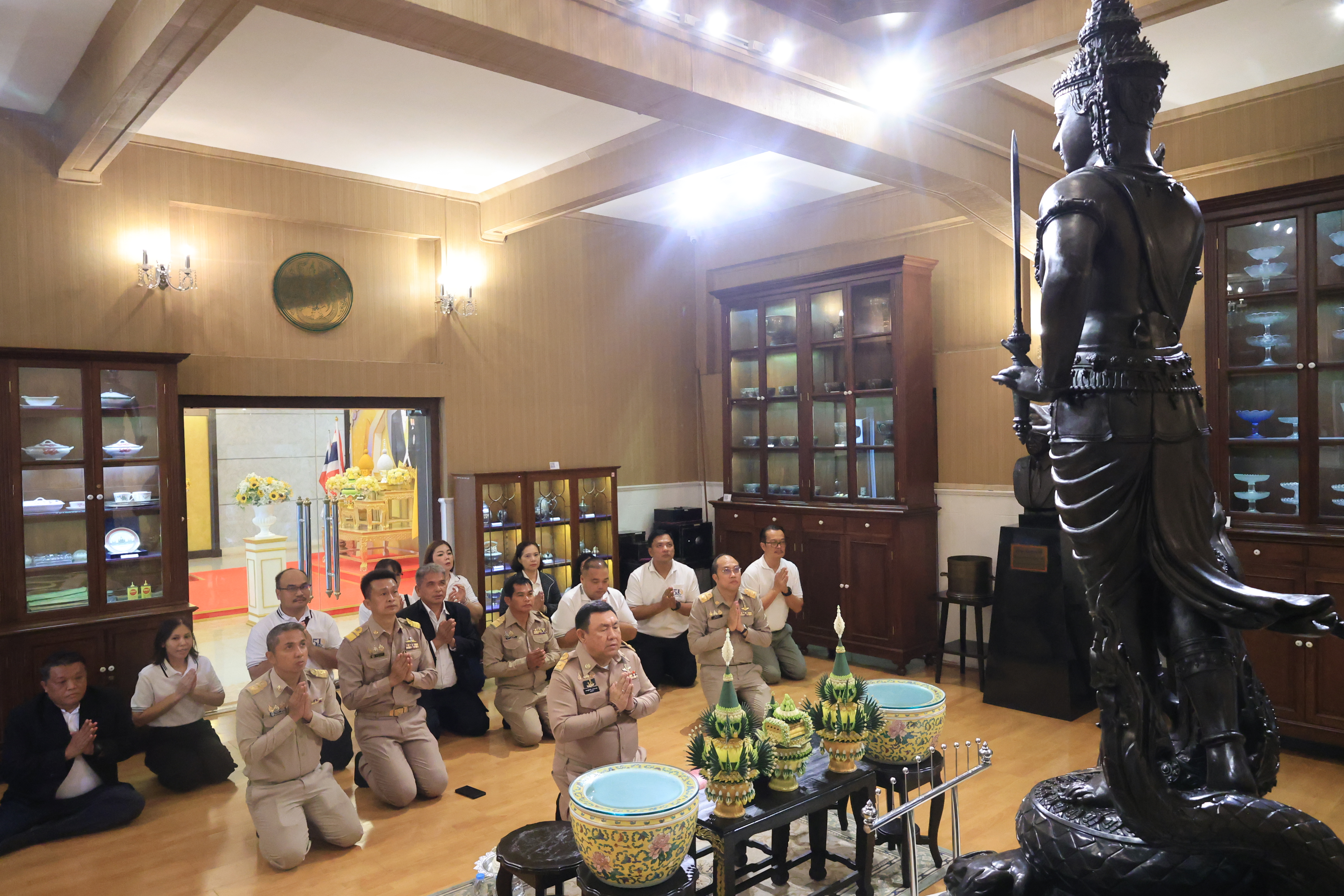 title - เลขาธิการ ส.ป.ก. และผู้เกษียณอายุราชการ สักการะสิ่งศักดิ์สิทธิ์ประจำ กระทรวงเกษตรและสหกรณ์ และ สำนักงานการปฏิรูปที่ดินเพื่อเกษตรกรรม เนื่องในโอกาสเกษียณอายุราชการ